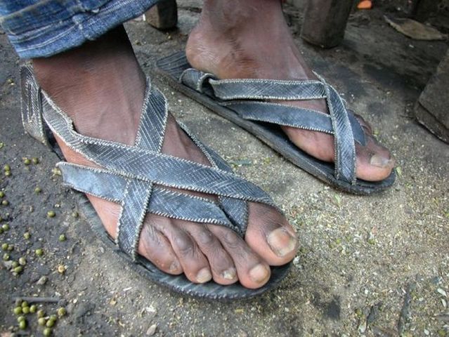 Flip-flops and toe-straps for the crisis (17 pics)