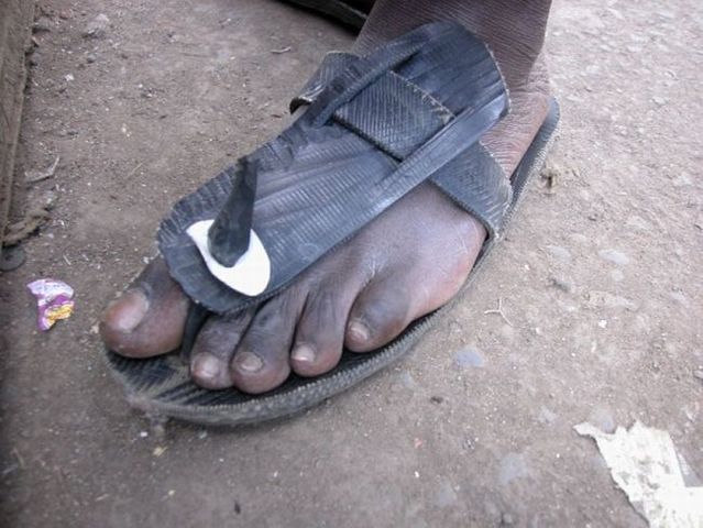 Flip-flops and toe-straps for the crisis (17 pics)