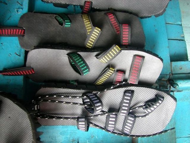 Flip-flops and toe-straps for the crisis (17 pics)