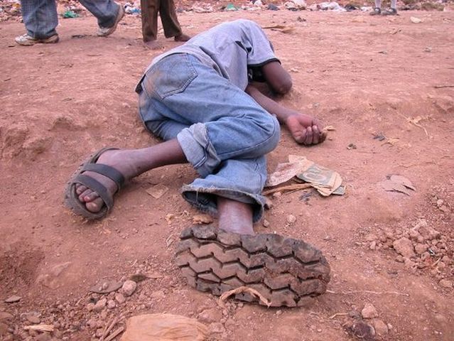 Flip-flops and toe-straps for the crisis (17 pics)