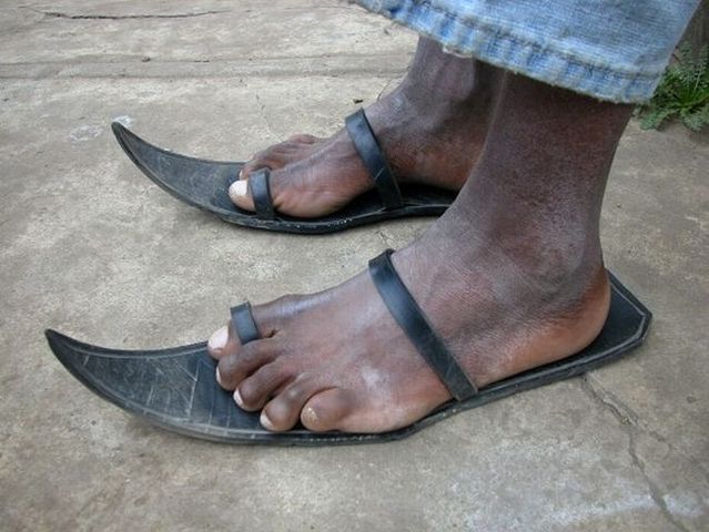 Flip-flops and toe-straps for the crisis (17 pics)