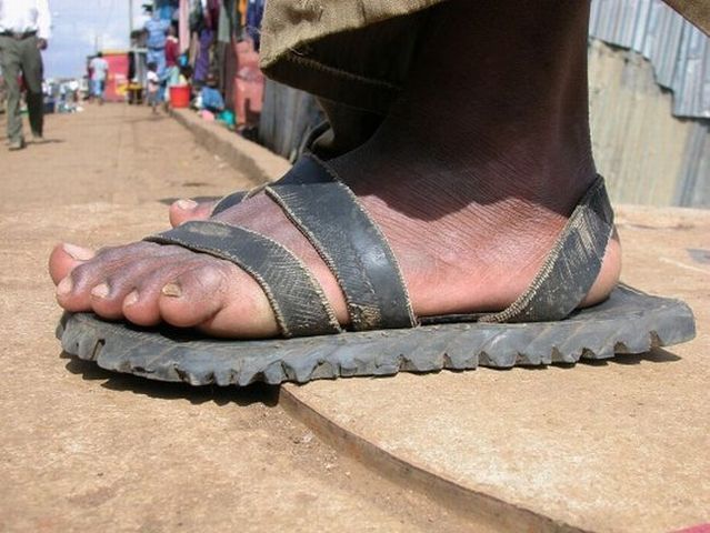 Flip-flops and toe-straps for the crisis (17 pics)