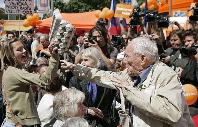 Czeck politicians under the egg attack  13 pics