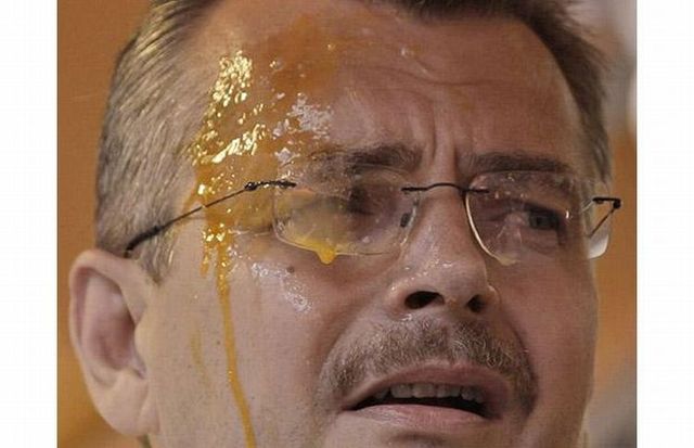 Czeck politicians under the egg attack  13 pics