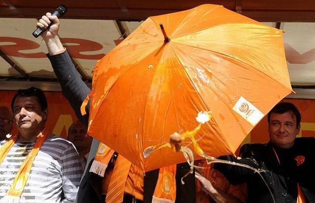 Czeck politicians under the egg attack  13 pics