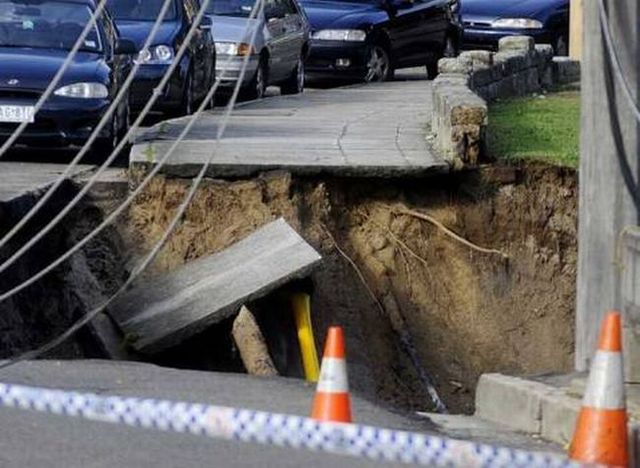 Big hole formation on the road in Sydney (12 pics)