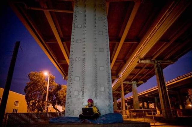 American homeless people can’t live without the Internet (12 pics)