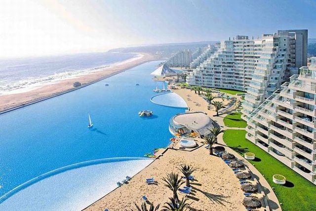 The world’s biggest pool (25 pics)