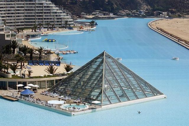 The world’s biggest pool (25 pics)