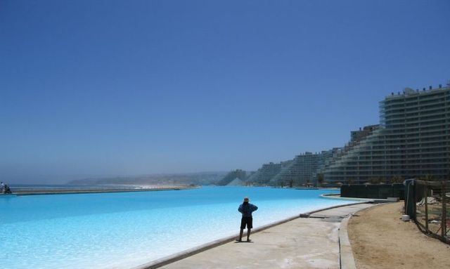The world’s biggest pool (25 pics)