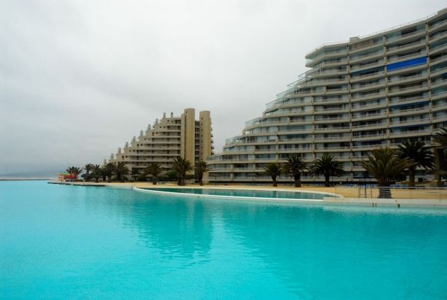 The world’s biggest pool (25 pics)