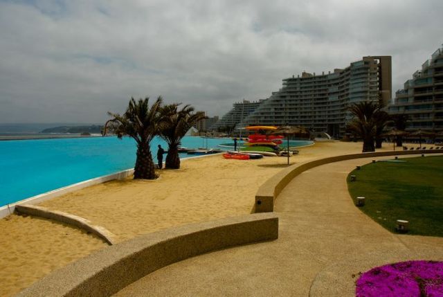 The world’s biggest pool (25 pics)