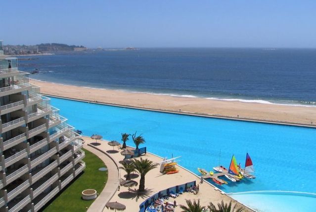 The world’s biggest pool (25 pics)