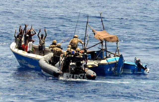 British soldiers against Somali pirates (5 photos)