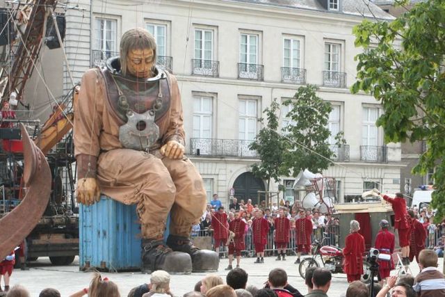 Giant marionettes (32 pics)