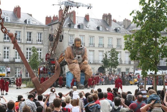 Giant marionettes (32 pics)