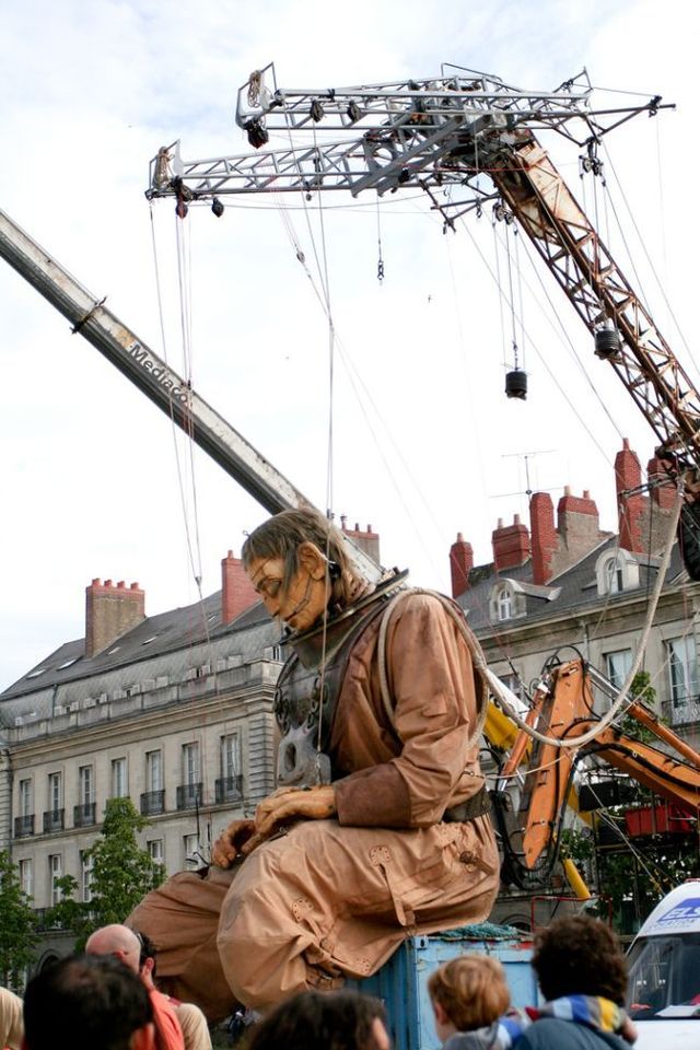 Giant marionettes (32 pics)