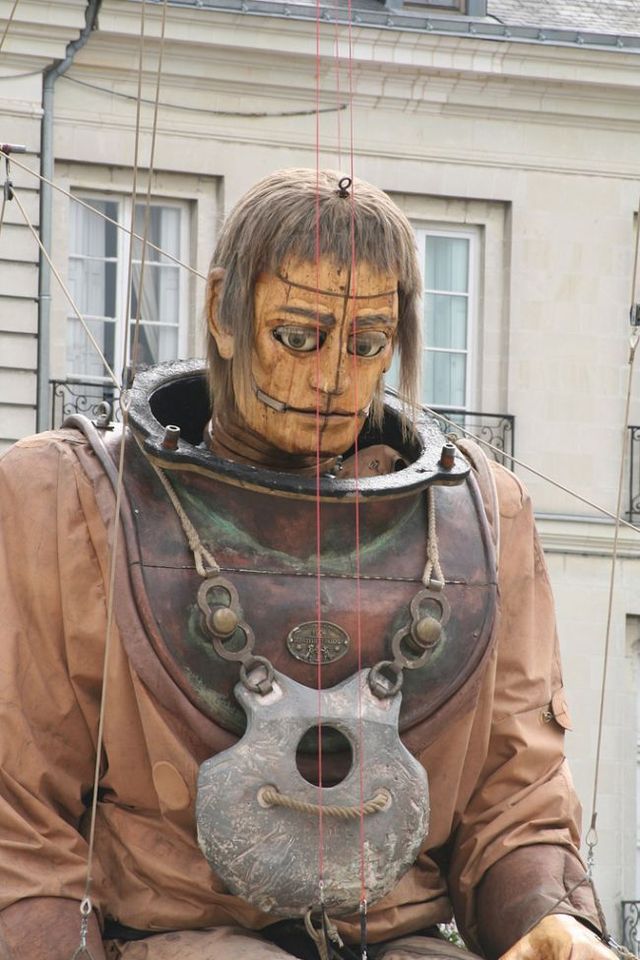 Giant marionettes (32 pics)