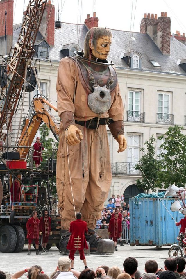 Giant marionettes (32 pics)
