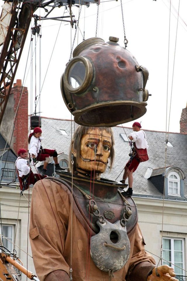 Giant marionettes (32 pics)