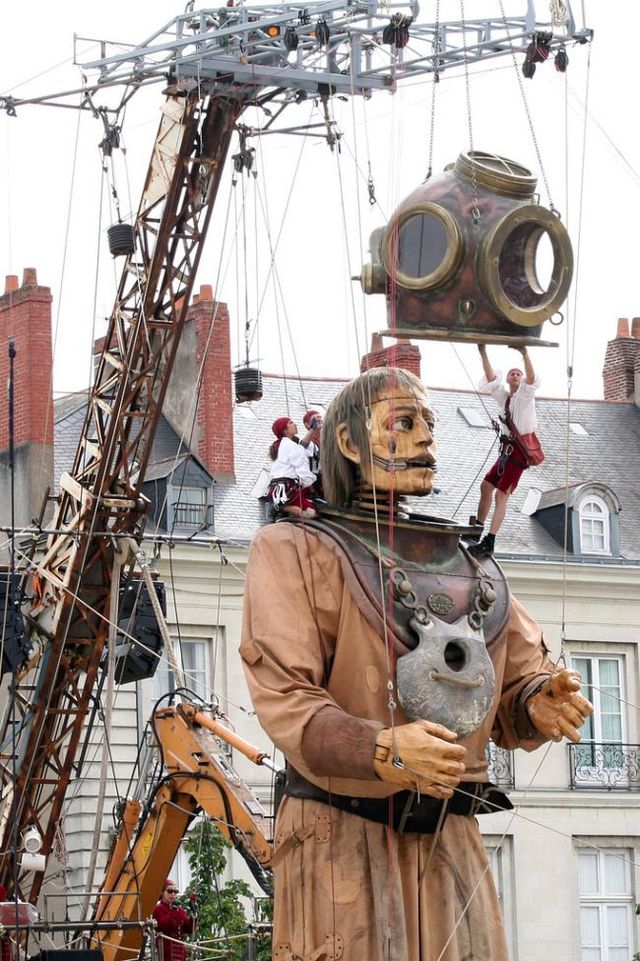 Giant marionettes (32 pics)