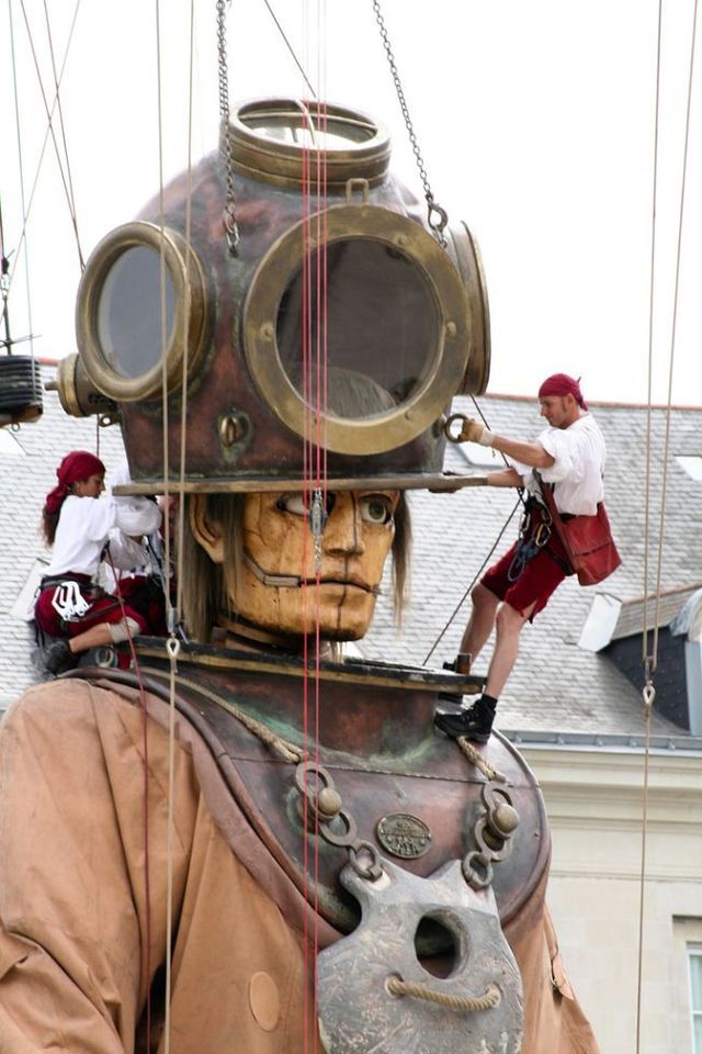 Giant marionettes (32 pics)