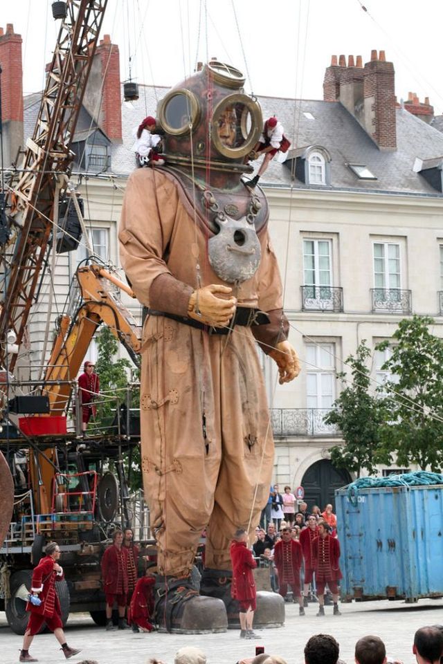 Giant marionettes (32 pics)