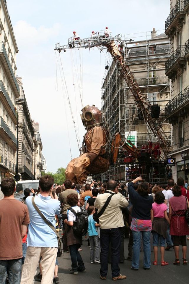 Giant marionettes (32 pics)