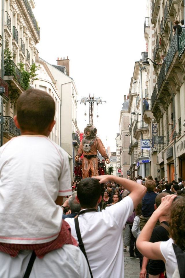 Giant marionettes (32 pics)