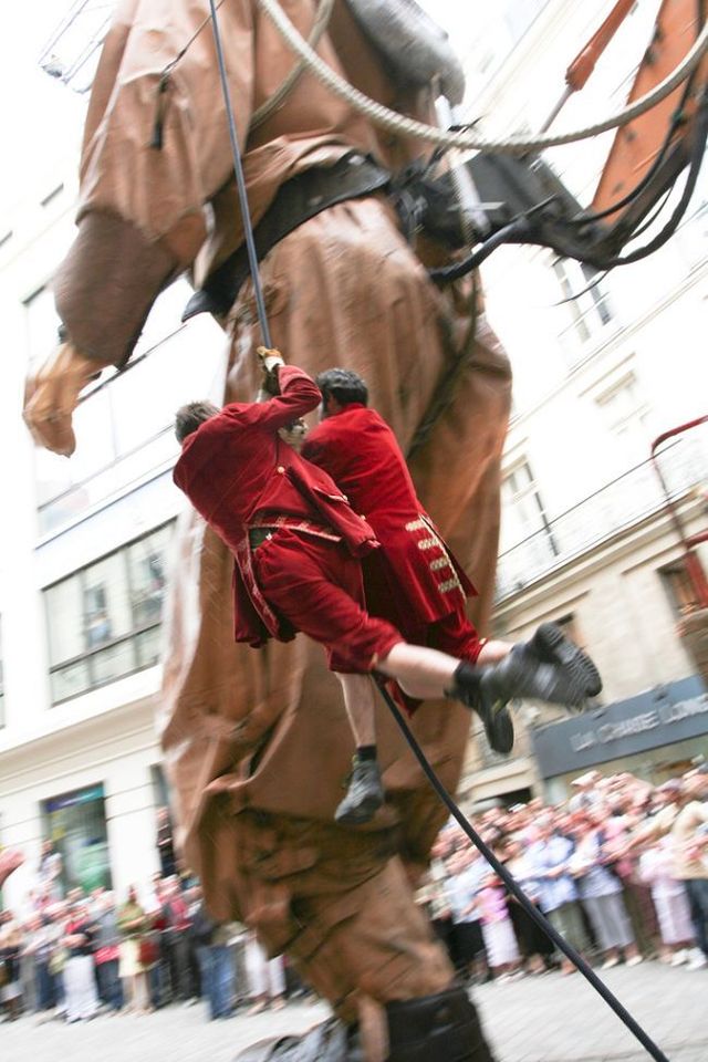 Giant marionettes (32 pics)