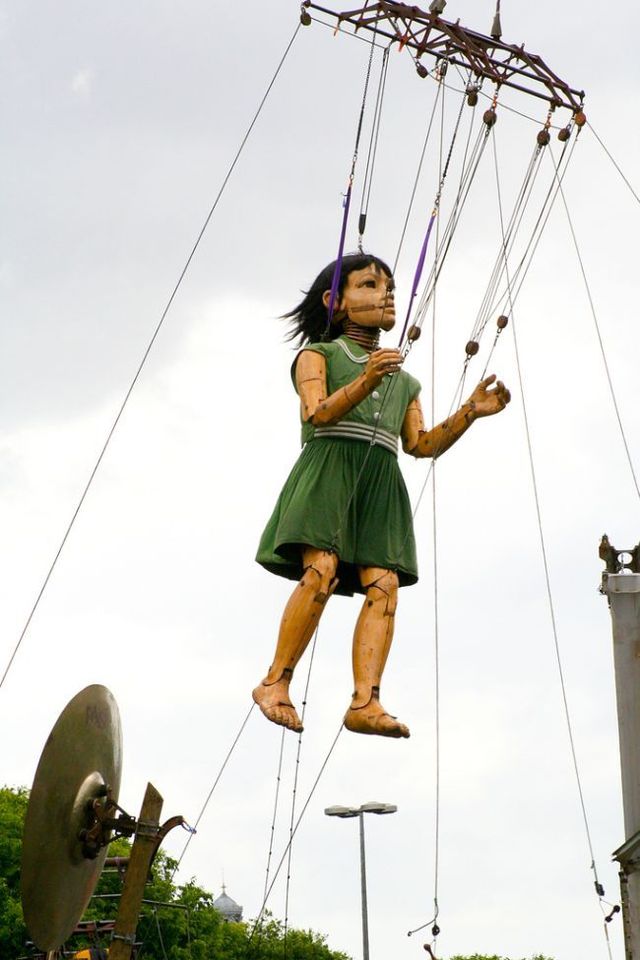 Giant marionettes (32 pics)