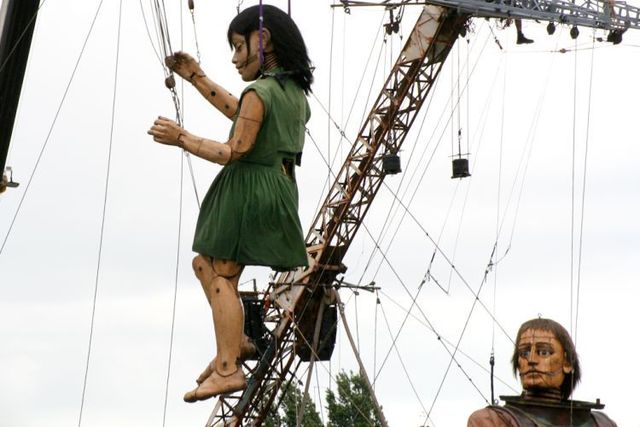 Giant marionettes (32 pics)