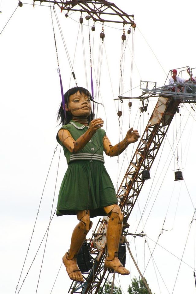 Giant marionettes (32 pics)