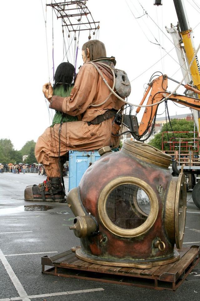 Giant marionettes (32 pics)