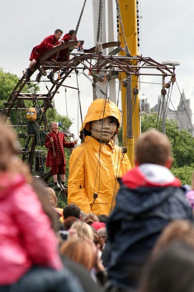 Giant marionettes (32 pics)