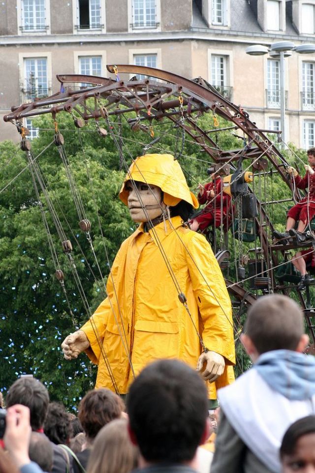 Giant marionettes (32 pics)