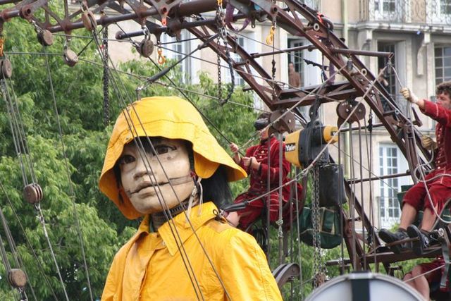 Giant marionettes (32 pics)