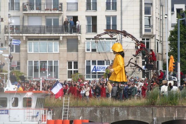 Giant marionettes (32 pics)