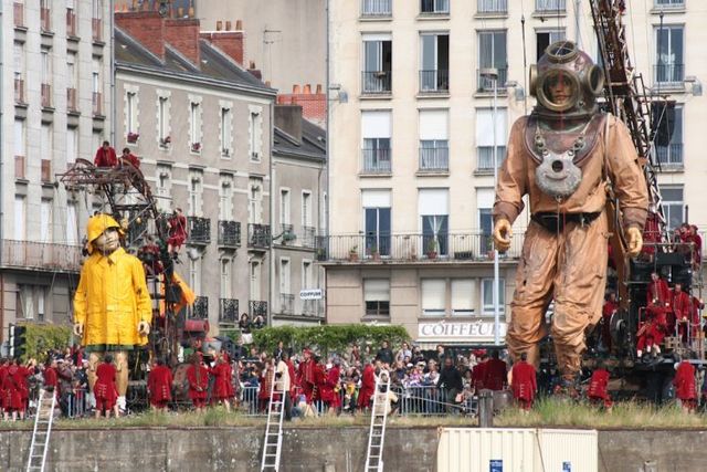Giant marionettes (32 pics)