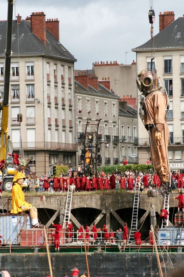 Giant marionettes (32 pics)