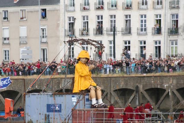 Giant marionettes (32 pics)