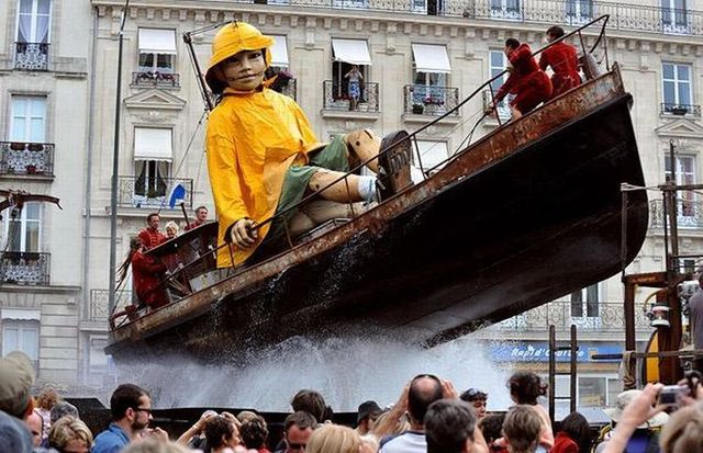 Giant marionettes (32 pics)