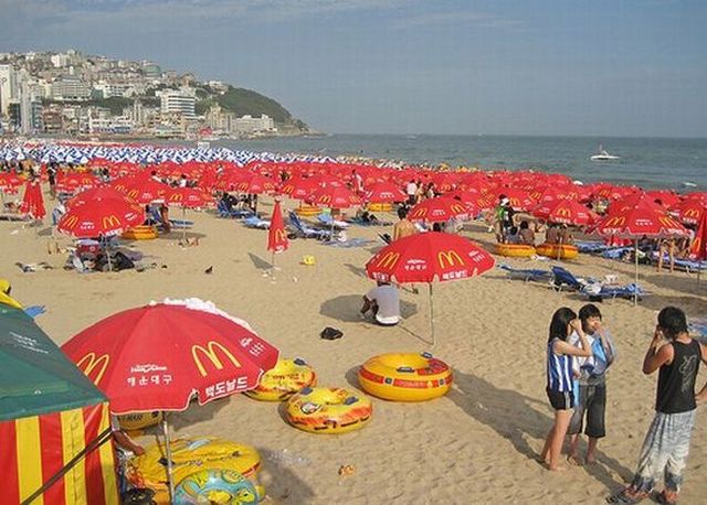 100.000 people on one beach (12 pics)