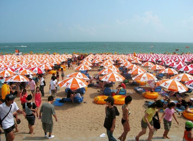 100.000 people on one beach (12 pics)