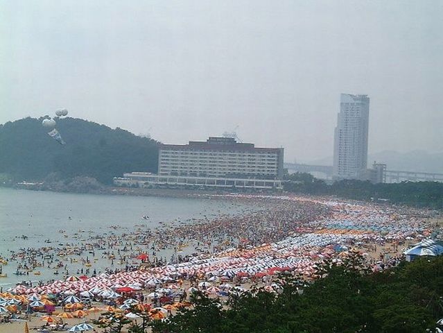 100.000 people on one beach (12 pics)