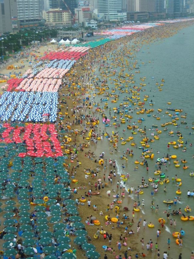 100.000 people on one beach (12 pics)