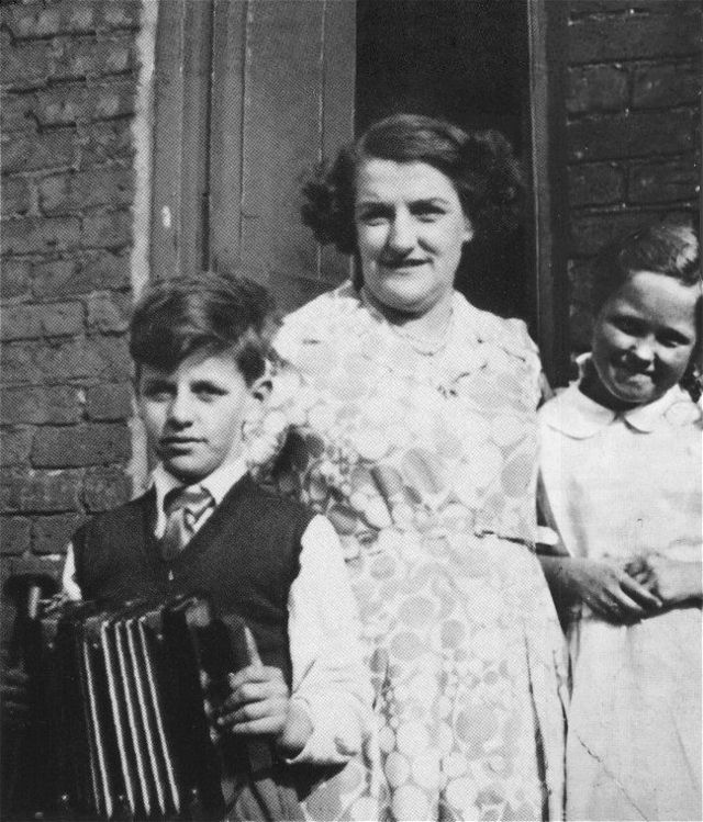 Unpublished photos of the Beatles when they were young (37 pics)