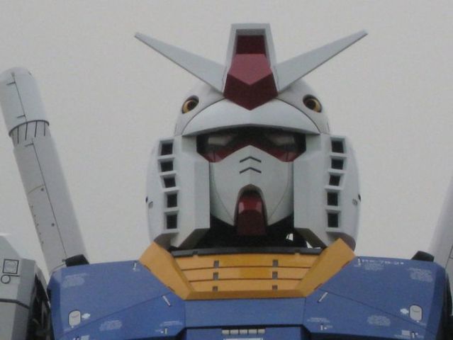 Life-sized Gundam in Tokyo (13 pics)