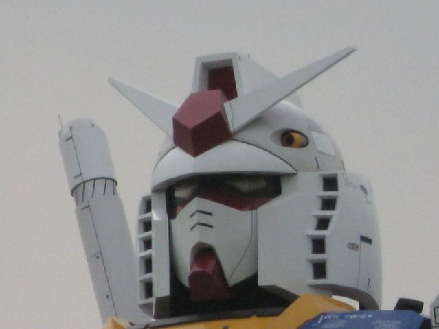 Life-sized Gundam in Tokyo (13 pics)