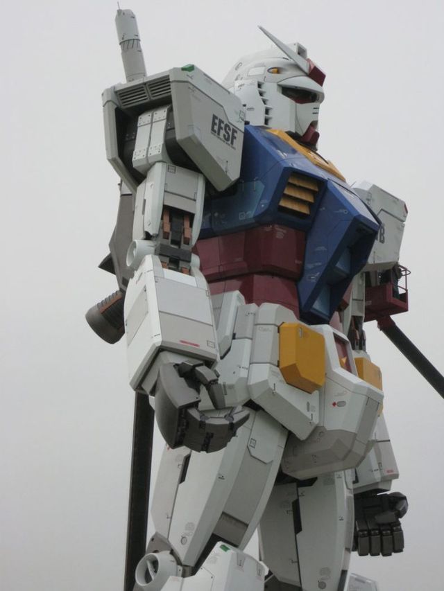 Life-sized Gundam in Tokyo (13 pics)